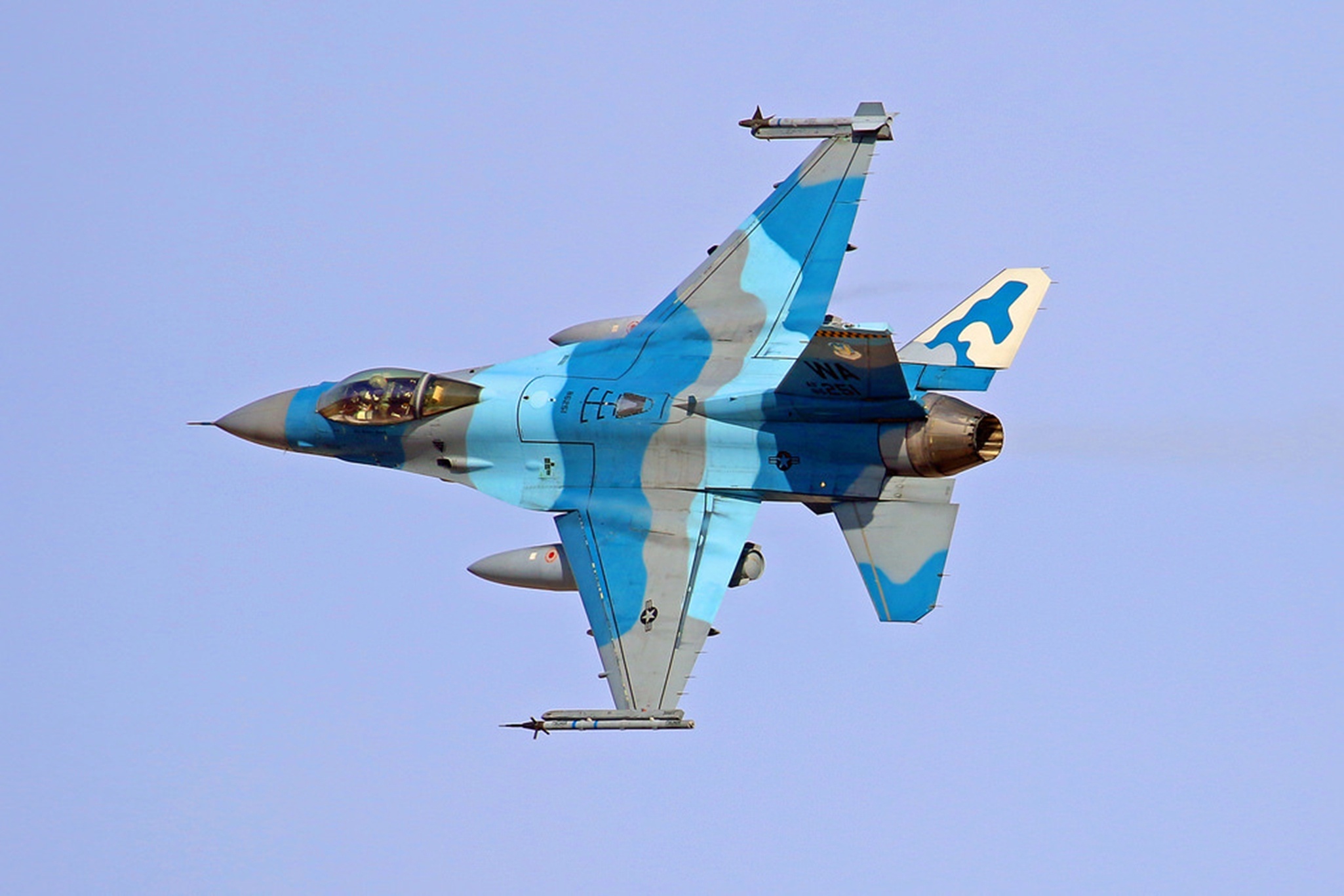 分享圖片：美國通用動力/洛克希德·馬丁F-16A/C“戰隼”輕型多用途戰鬥機