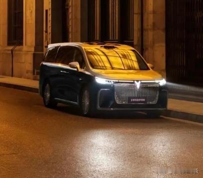 2026款岚图梦想家延续了“鲲鹏展翅”家族化设计语言，整体造型大气沉稳，兼具商务