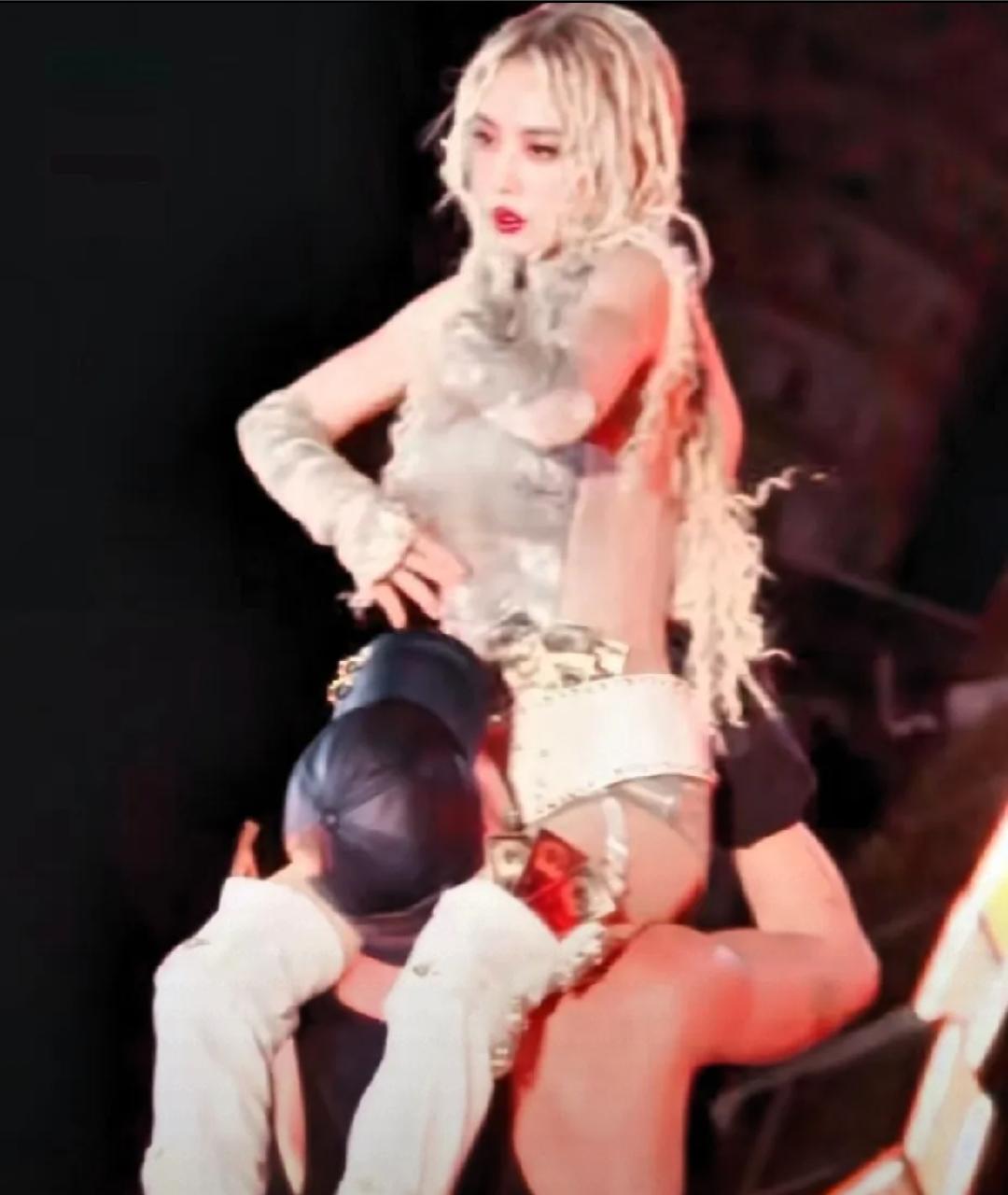 蔡依林现在是越来越难理解她了，在演唱会上，打扮奇奇怪怪，和伴舞做贴身，让网友不忍