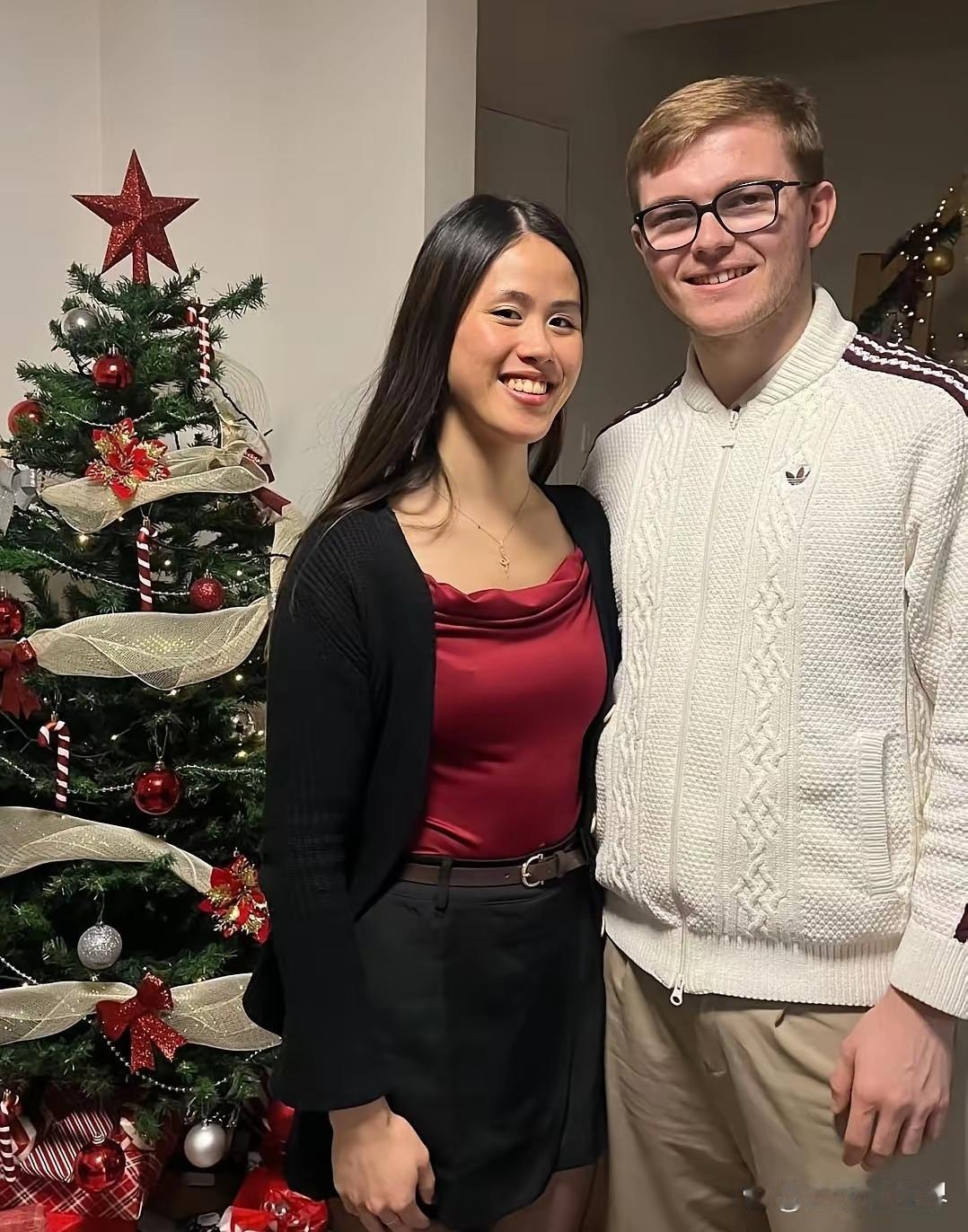 艾利克斯今年去女朋友家过圣诞了。他女朋友说:“在一起6年今年第一次去她家过。”她