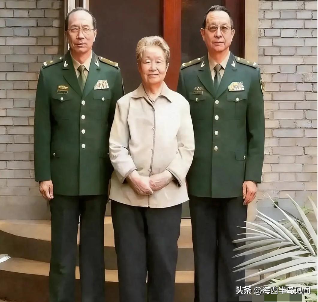 2009年，86岁高龄的老革命妈妈郑织文与儿子金一明、金一南的一张珍贵合影。郑织