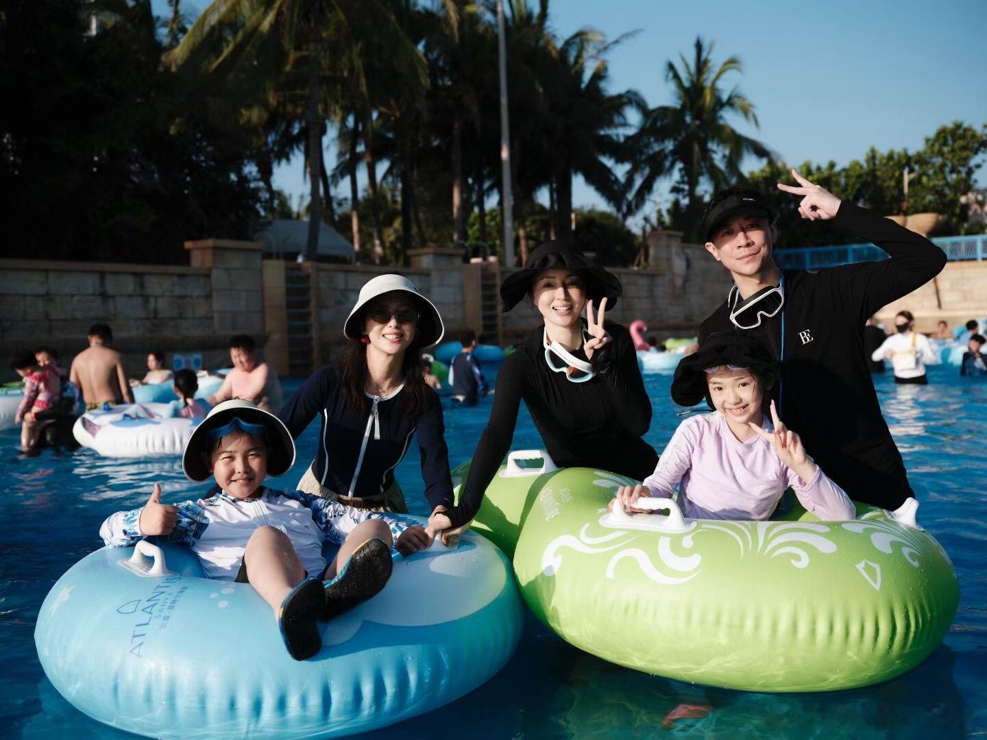 小酒窝做了长美甲酒窝做了美甲！真是又可爱又有审美，天生星感，美丽明媚的样子看起来