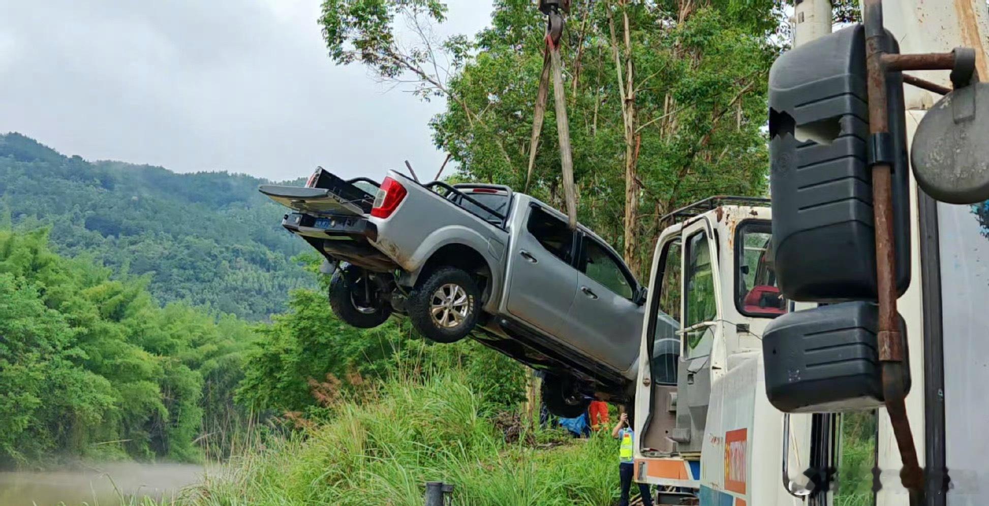 广西车辆坠河致10人遇难一辆皮卡车，挤了15个人。最终，5人生还，10人遇难。数