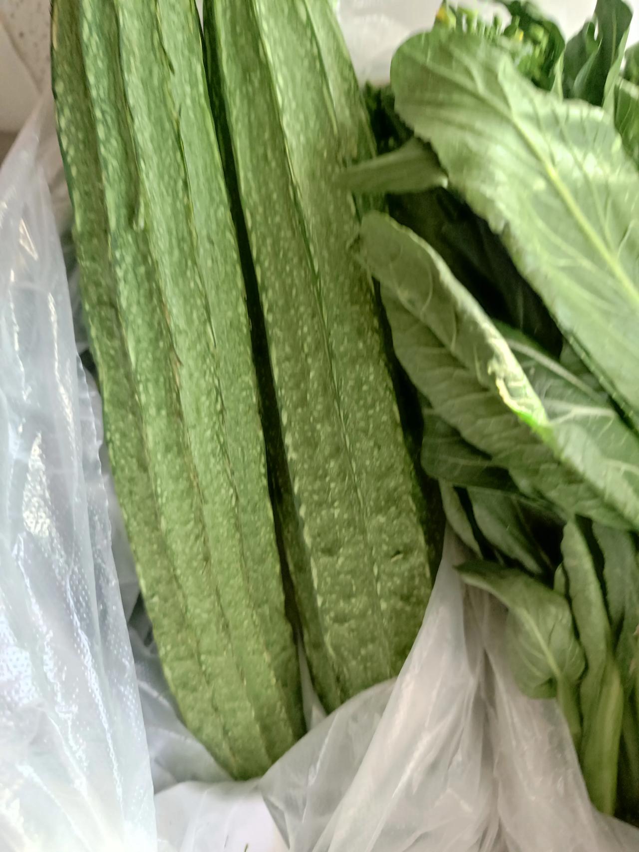 今天买了丝瓜，菜心
丝瓜，又称吊瓜
据书上记载
丝瓜药用价值很高
全身都可入药