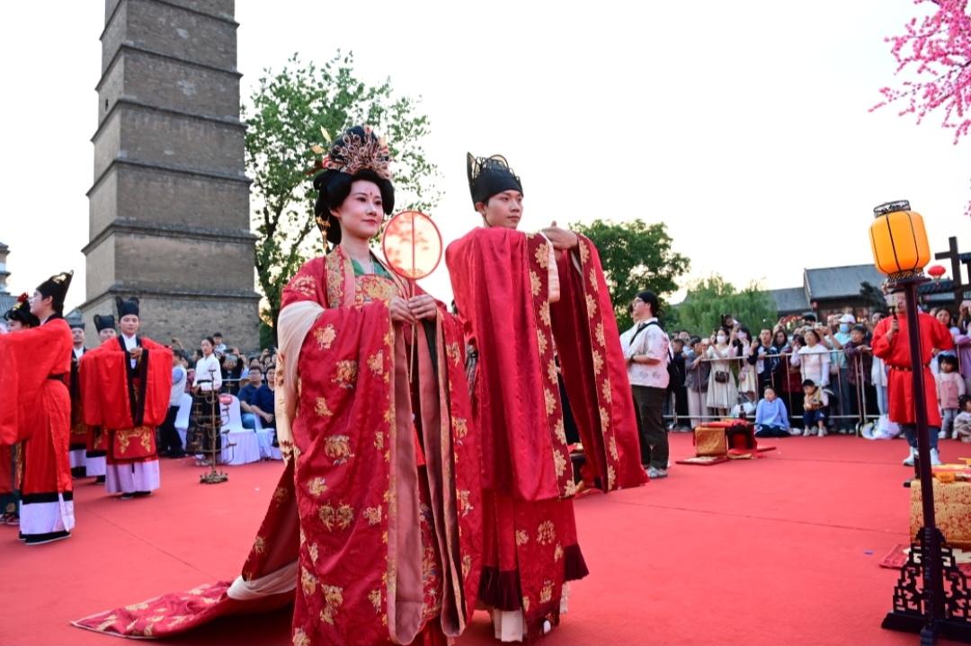 现在为什么穿汉服的新人越来越多了？
现在穿汉服结婚的新人越来越多，原因可不少。
