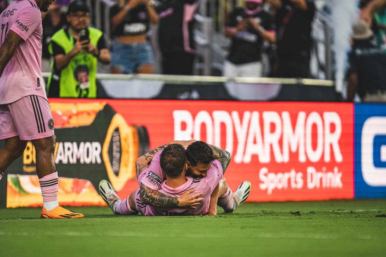 如果不是梅西进球了，安东内拉肯定会发火🔥的！什么时候轮到你躺下面了？[笑哭][