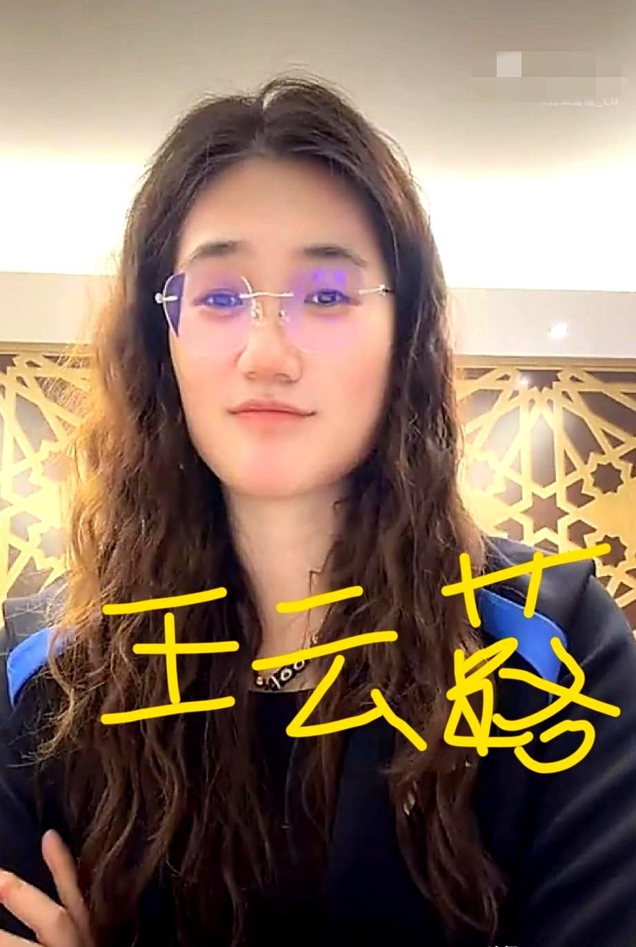 女排的明星不仅在场上拼杀，也在场下展示出真性情。这次王云蕗的跨年特别造型引发热议