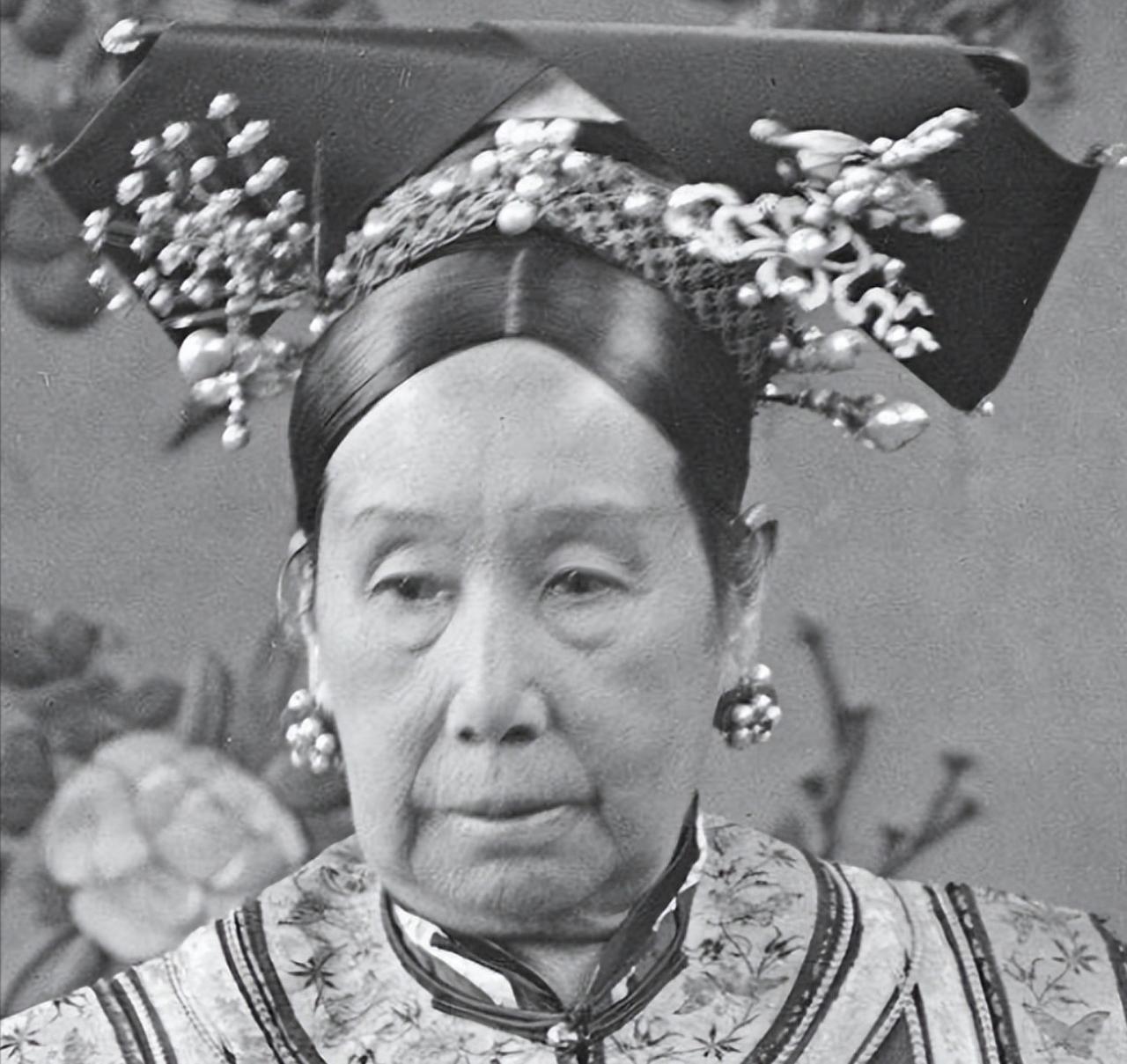 盘点对比一下俩败家娘们：慈禧太后和宋美龄的奢靡生活！先是慈禧！
颐和园重修耗费白