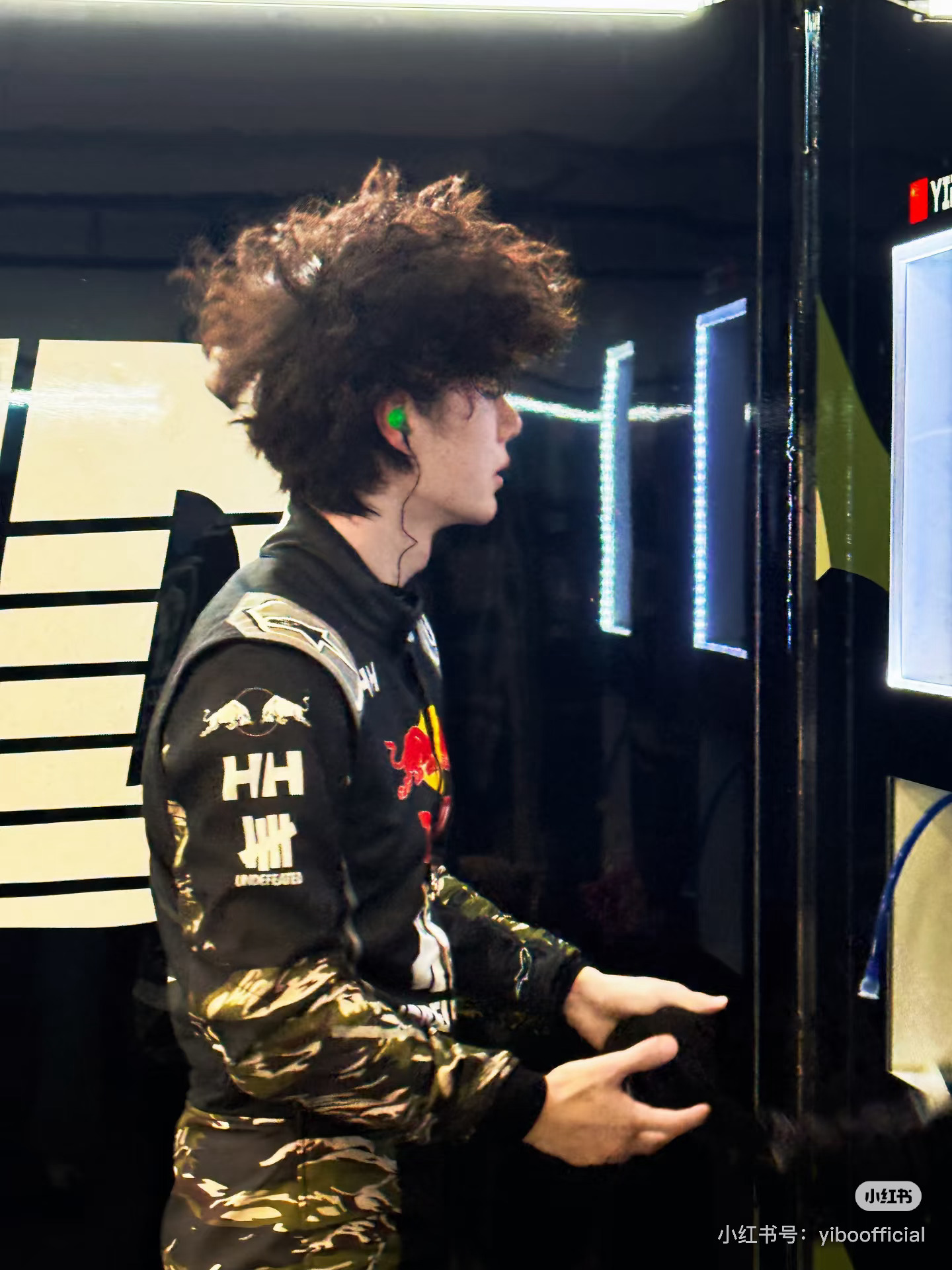 帅哥摘帽都跟拍时尚大片一样王一博