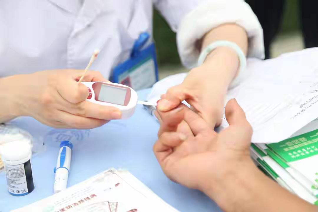 “人为什么会得糖尿病？原来糖尿病是这样来的，现在知道还不晚！”
 
家人们，你是