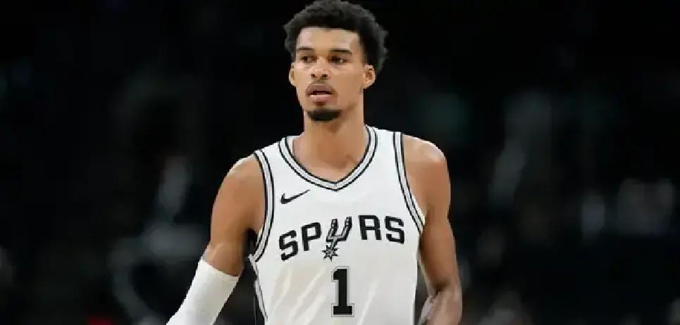 文班亚马又缺席了。
 
周三马刺打湖人的NBA杯四分之一决赛，他还是上不了。左小