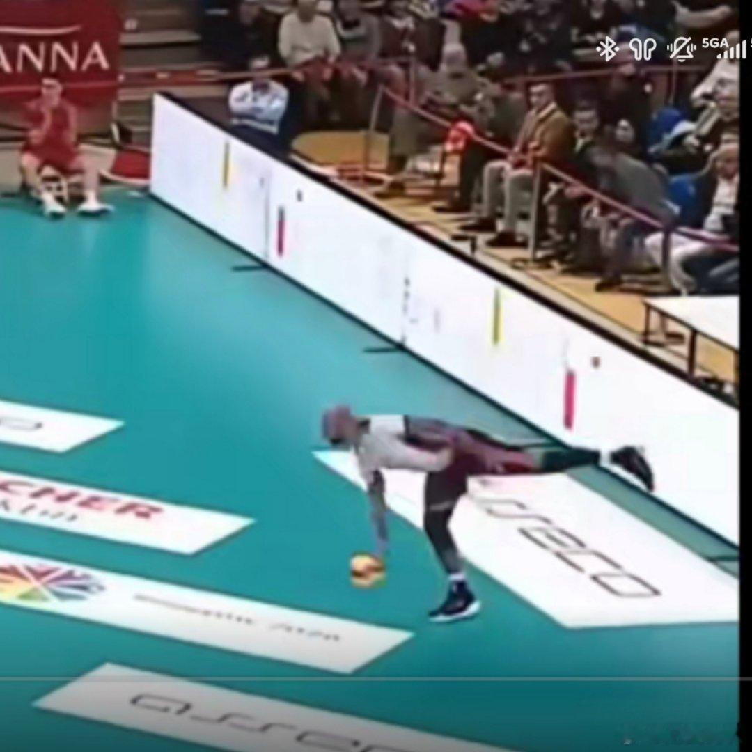 之前也没发现加拿大这个副攻发球这么搞笑啊 ​​​