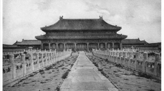 1966年北京胡同，老人晾晒衣服竟露出异常，居民们纷纷围观称像皇宫里的龙袍，这是
