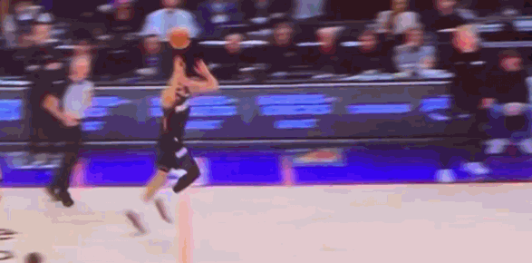 追梦给了布克一拳？

比赛最后时刻，勇士追分无望，追们试图犯规叫停比赛，把自己换