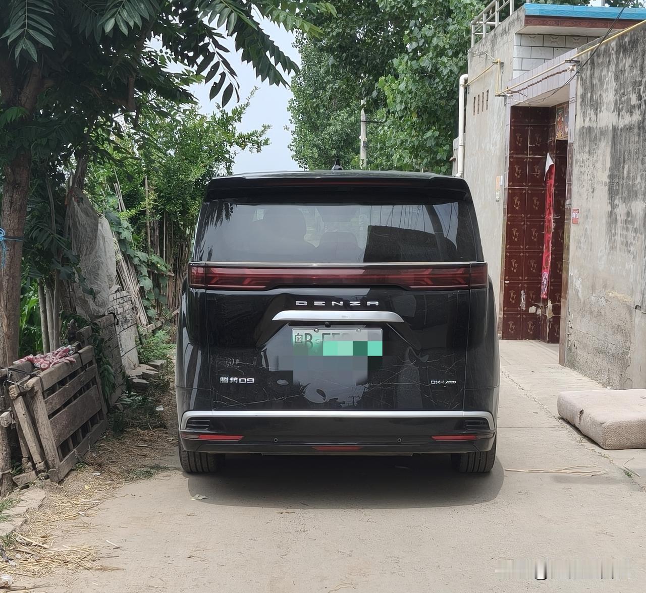 新能源汽车，不管是混动，还是纯电，我只服比亚迪，比亚迪新能源汽车已遍布大街小巷。
