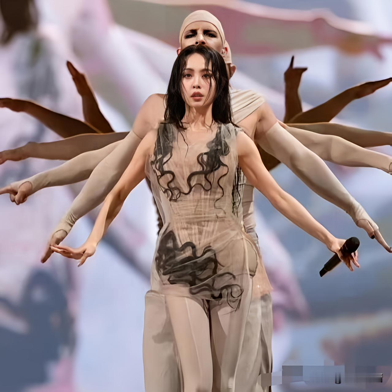 对比蔡依林，你会发现闫学晶
最大的问题，不是忘本，
也不是哭穷，而是
她不够有名