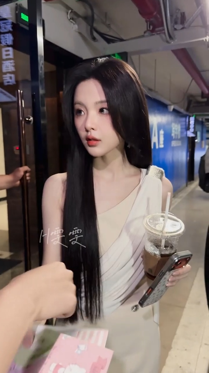 是谁的白月光🥺黑长直配白裙，清冷柔和的氛围感扑面而来，是一眼心动的程度！杨超越
