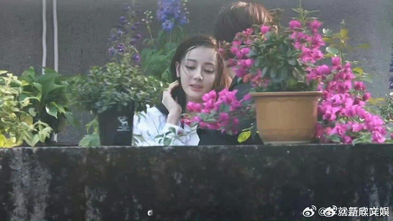 #迪丽热巴湿发路透图#哇了个噻啊，迪丽热巴在新剧的片场路透来了，咱就是说热巴的湿
