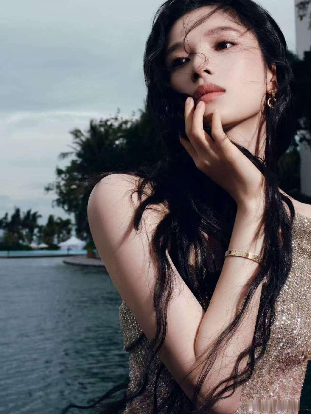 张婧仪elle红毯张婧仪elle红毯造型张婧仪ELLE红毯造型太绝！一袭裸色亮片