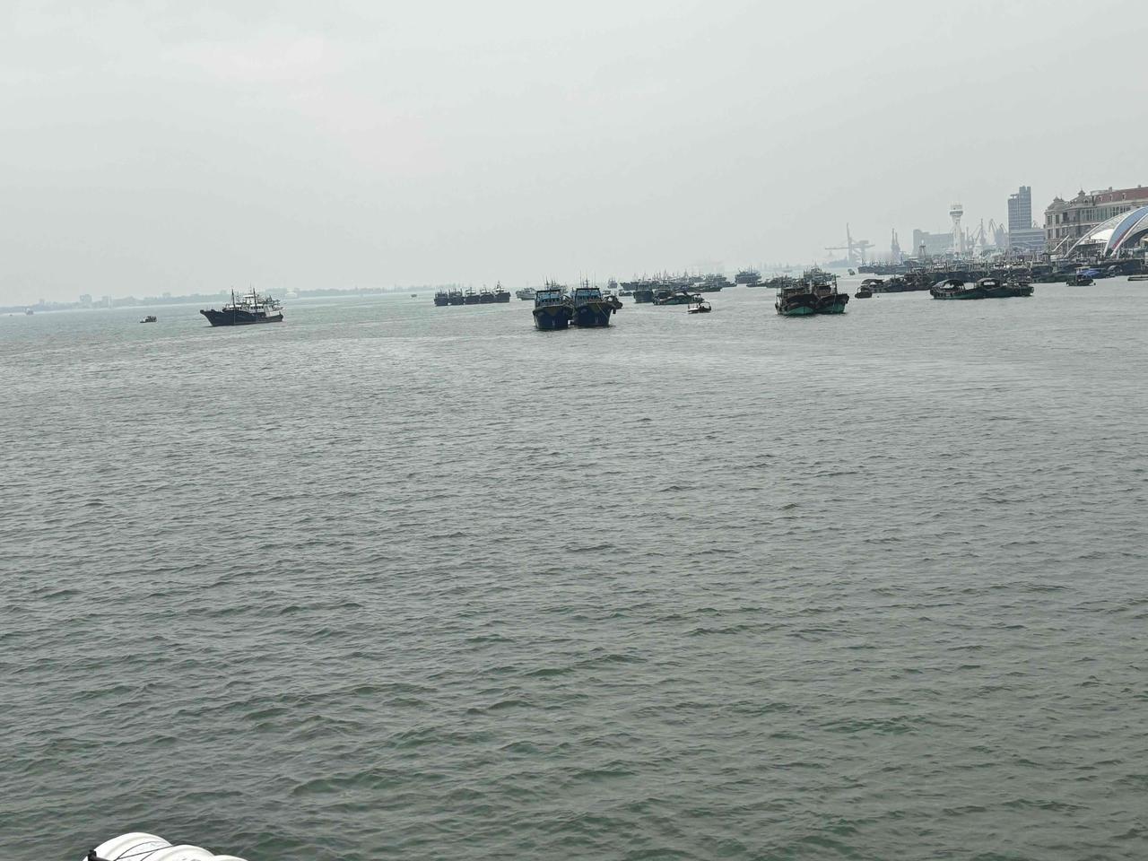 遇到一个在武汉的同学，他说，他妈妈没有退休金，就在小区里面的垃圾桶捡纸箱，让他感