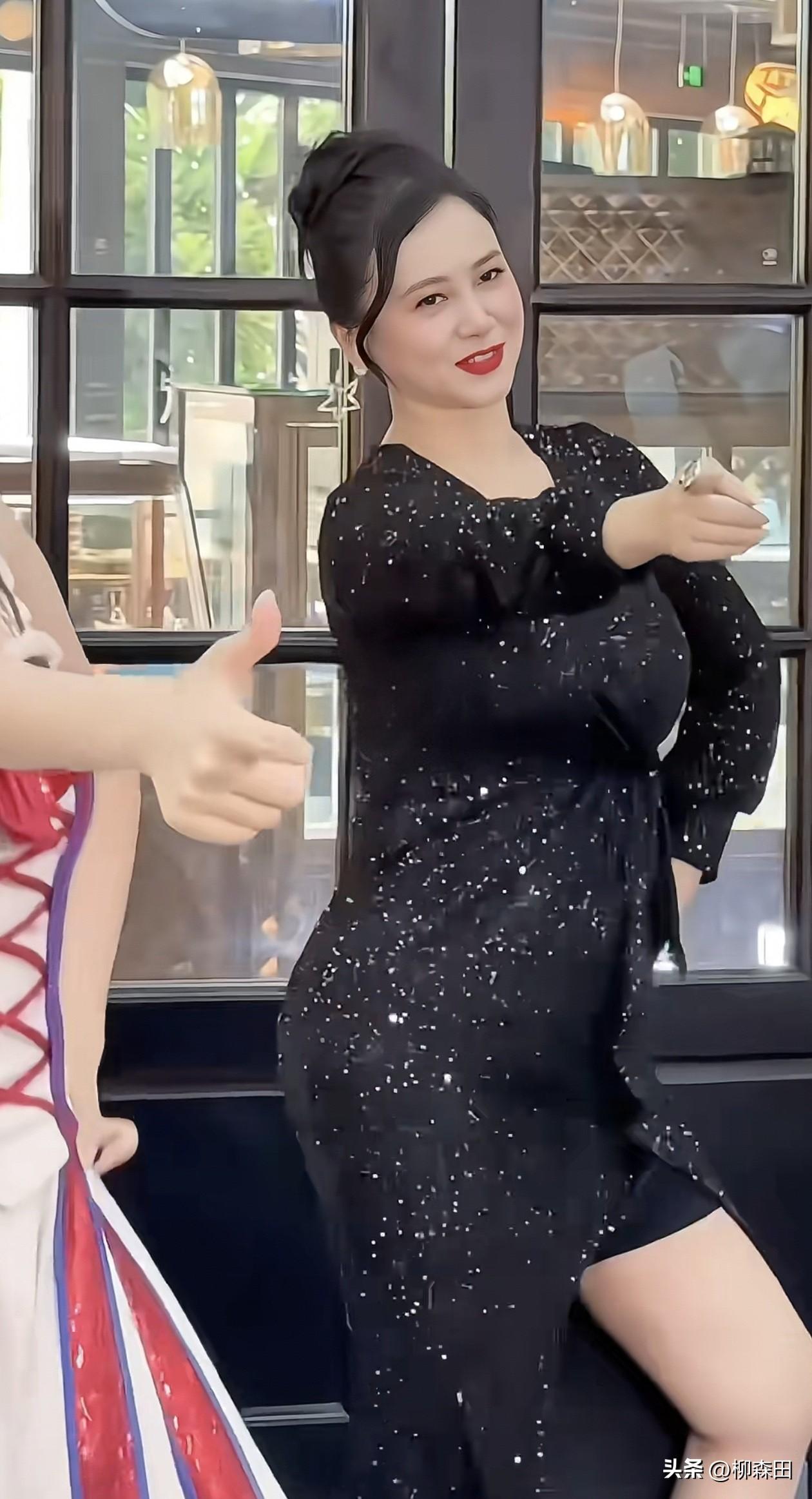 翁虹穿紧身衣下半身很丰满，大腿粗且臀宽，但她却与众不同，每一个地方都能彰显出自信