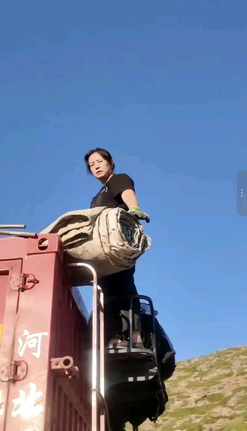 河北石家庄49岁的女司机李彩霞太让人敬佩了！2020年丈夫李宏飞脑出血左半身瘫痪