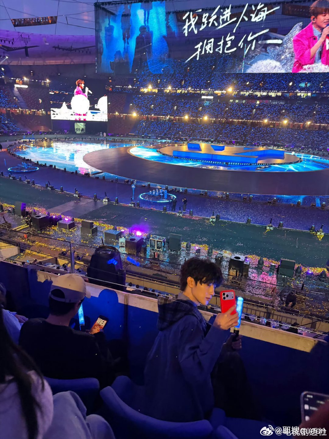 张翅看了张杰演唱会这不会就是张翅昨晚说的那个唱歌公告吧！去看了杰哥演唱会，直接坐
