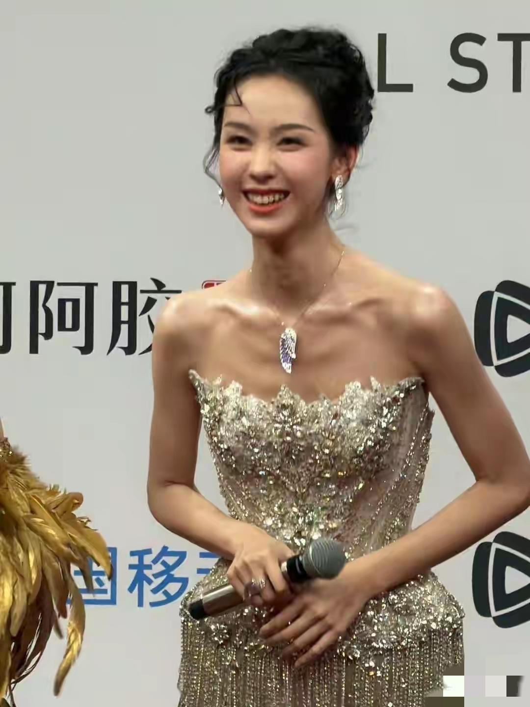 看了陈都灵这张照片，终于明白她一直火不起来的原因了。
32岁的陈都灵瘦到能够看清