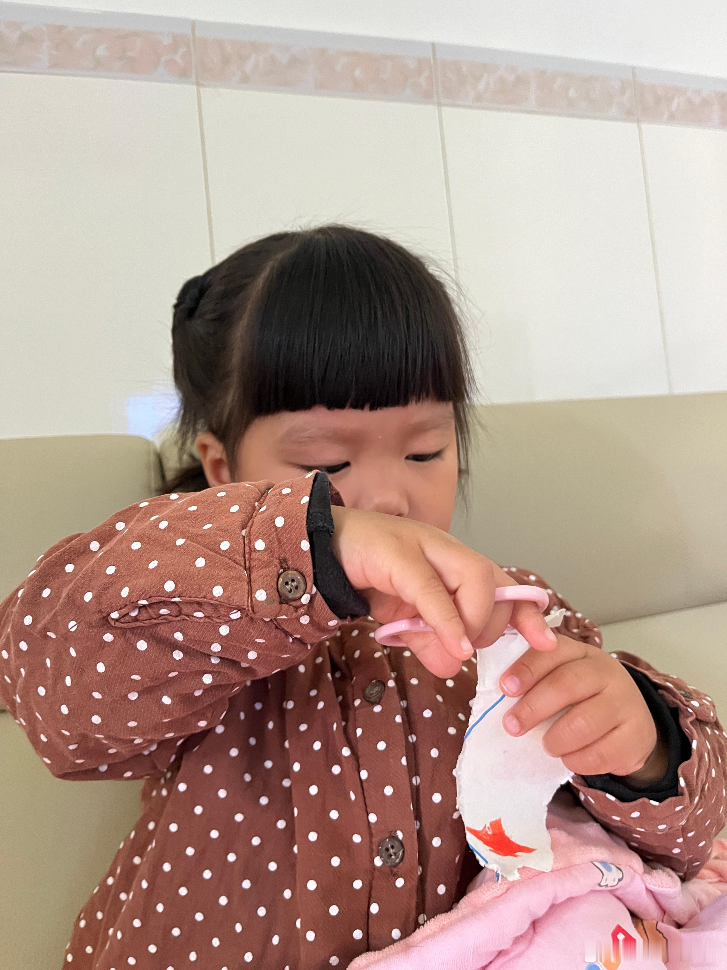 还是小孩子好啊！可以一个礼拜不洗头，也不会油，礼拜三洗到现在的，一点都不油。我一