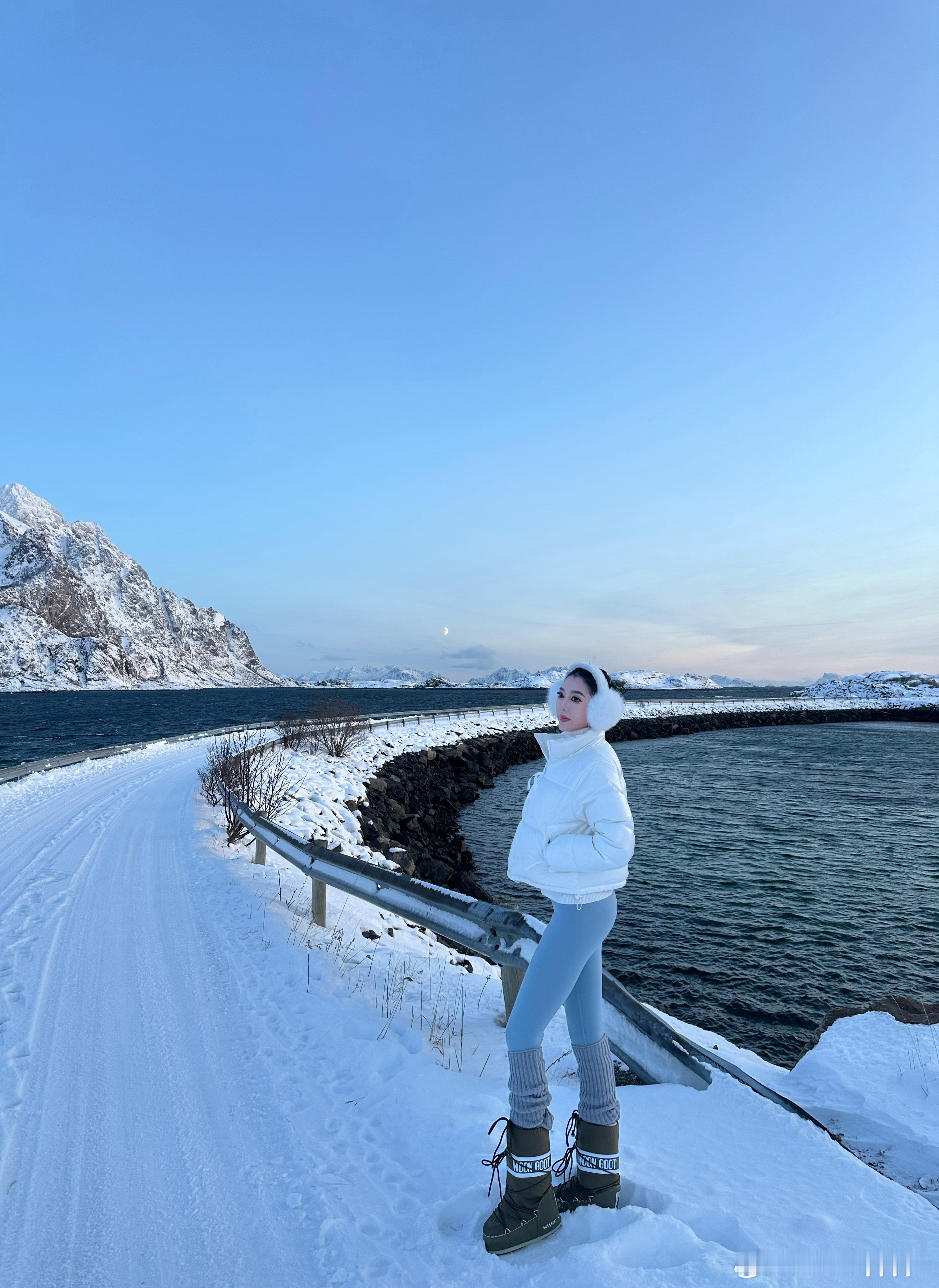 我要为罗弗敦代言！！！太美了太美了，太震撼了！看到了吗？峡湾地貌！中国唯一没有的