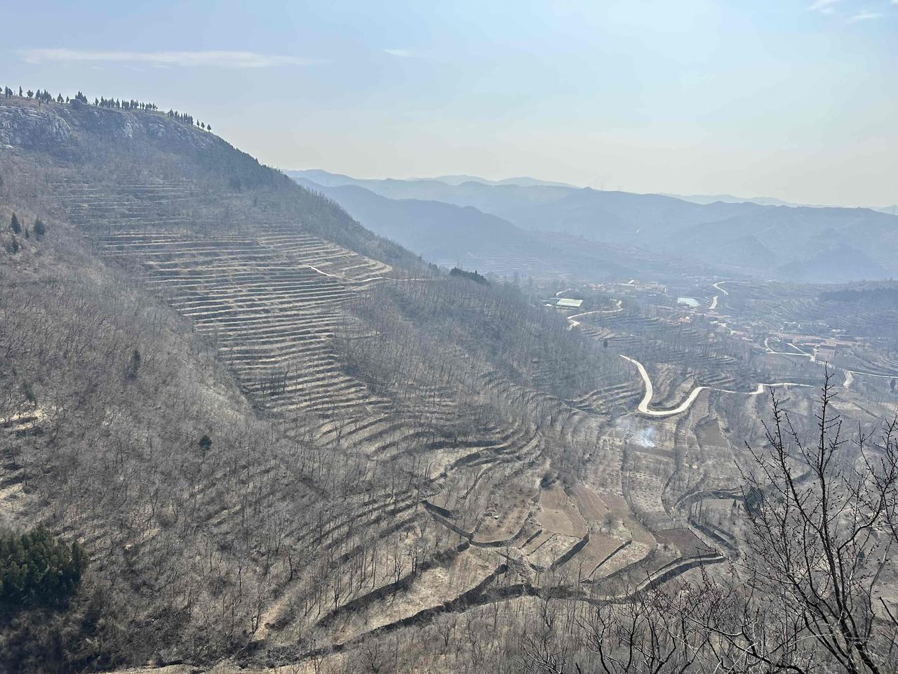 千峰万壑，尽收眼底，风掠过山脊，一座又一座山，没有尽头。