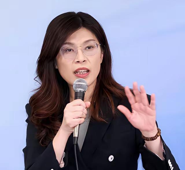 郑丽文的大陆之行成功打破民进党营造的“信息茧房”，让岛内民众看到两岸和平发展的现