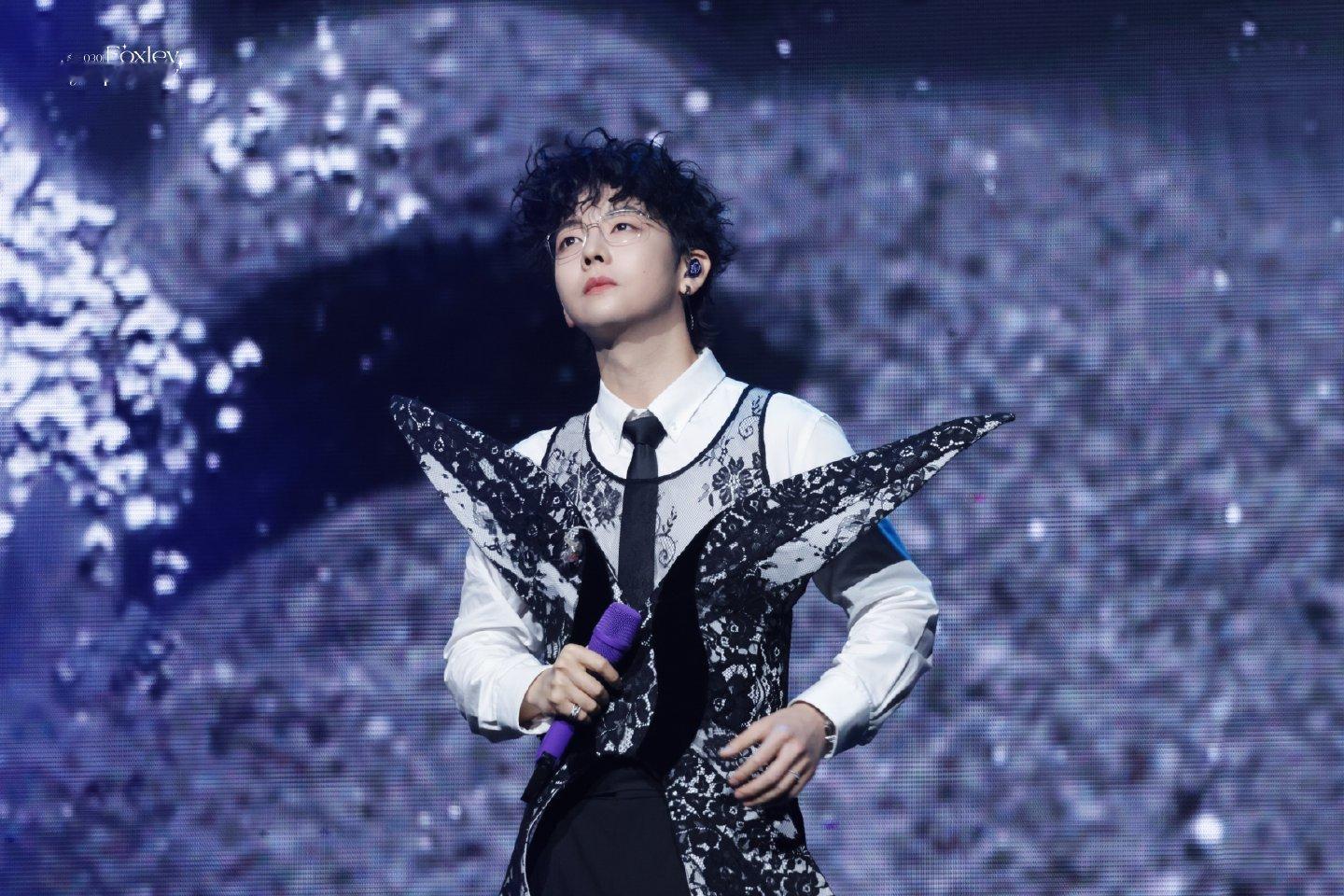 胡夏发色仅供参考 胡夏发色“综艺范”十足！彩排白毛先声夺人，正式黑发清爽利落，这