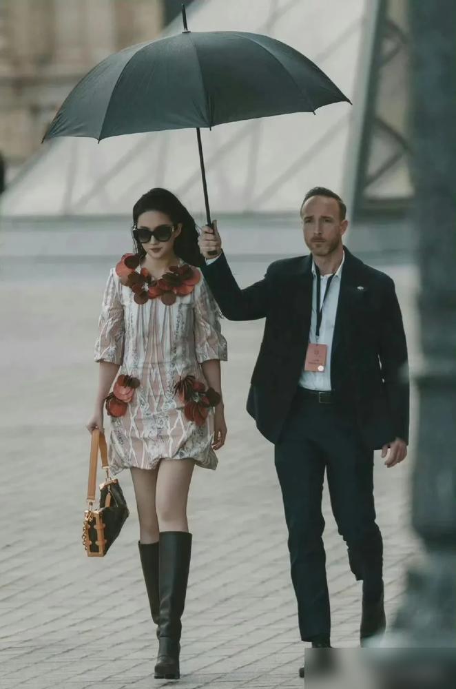 巴黎的雨有多冷，刘亦菲的脸就有多烫。外媒高清镜头怼上来，你才发现Lisa脸圆了，