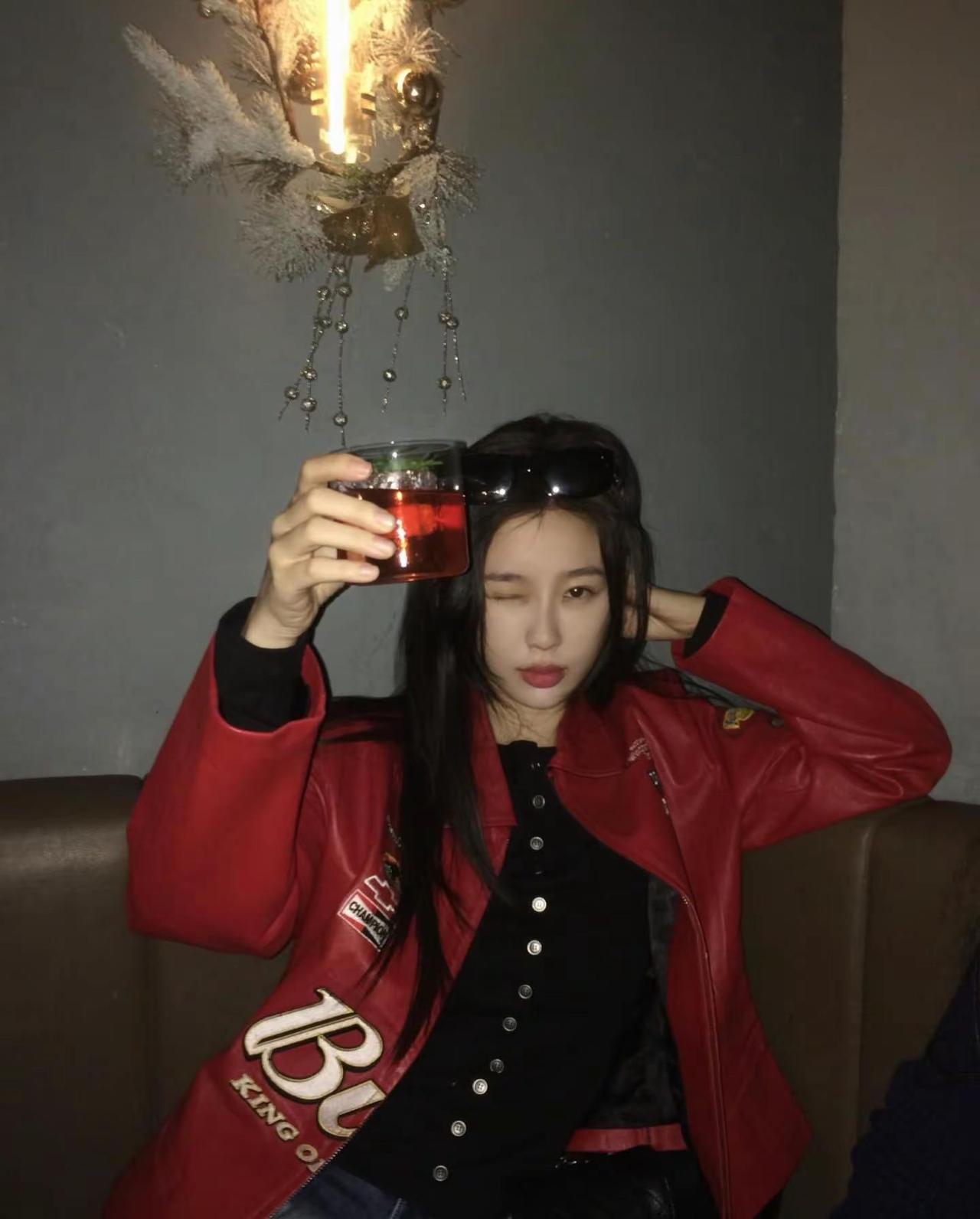 迷人是一种天赋 也是一种感觉。虞书欣酷girl 飒 穿搭