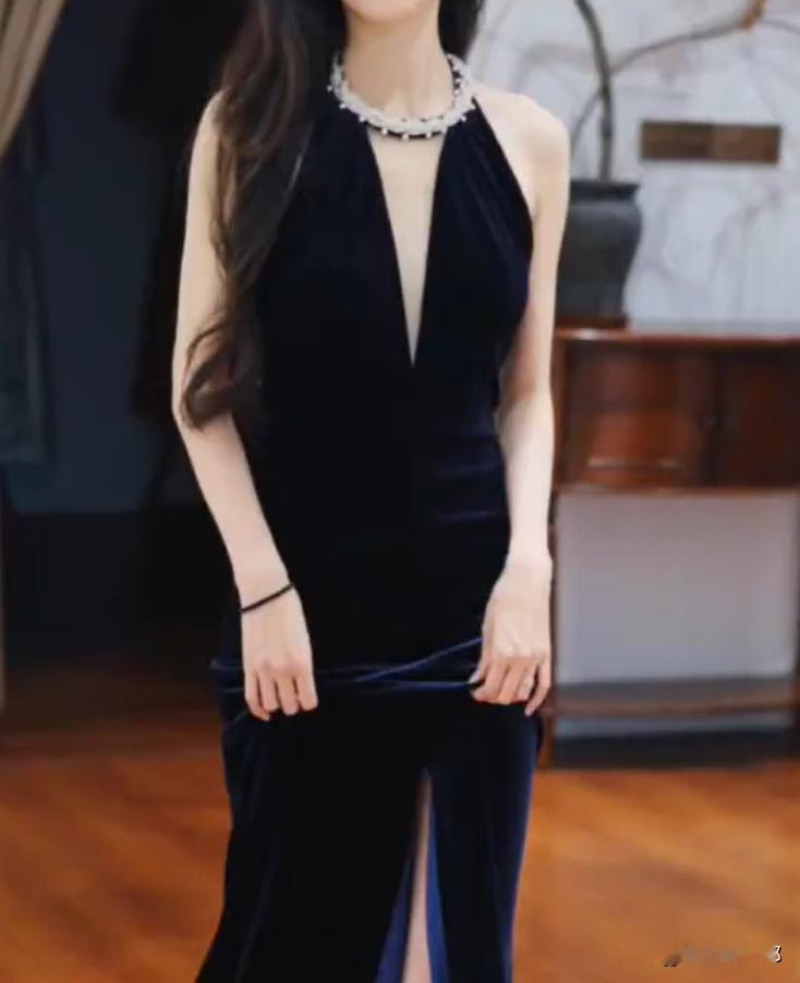 这女孩人长得美，心却是坏的。

一女孩因为合唱团表演在网上买了一件礼服。

演出
