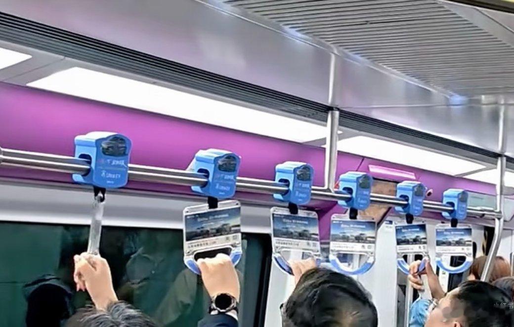 船夫哥和李珂也坐的15号线？还反复打量了宋Ultra的投放广告，不忘检查下工作.