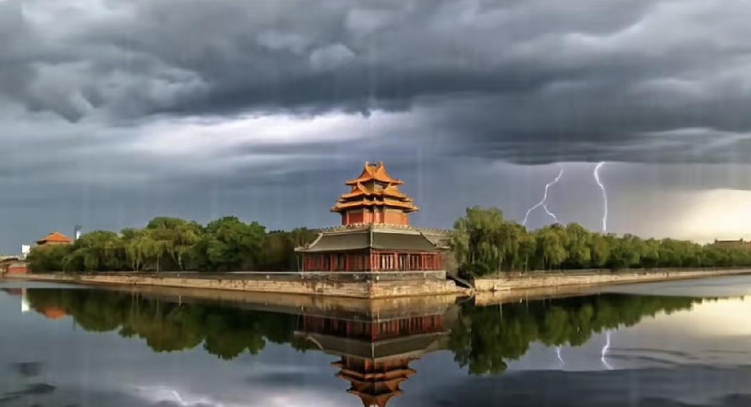 治愈系风景
大雨过后角楼惊现彩虹。雨后初晴，天空放晴，一道绚丽的彩虹横跨天际，为
