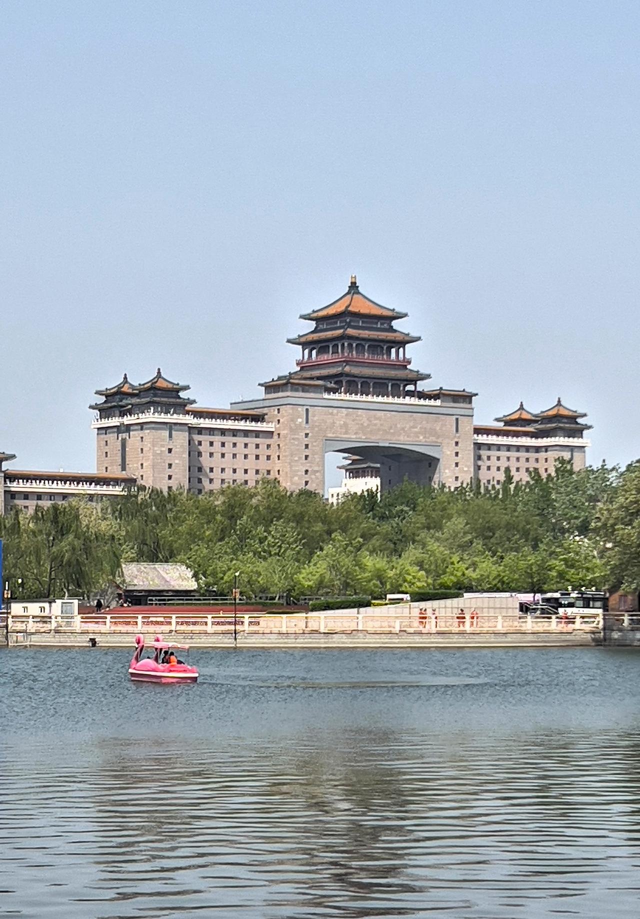 莲花池公园打卡，随走随拍从莲花池公园拍摄到的北京西客站：“打卡北京地标，感受古韵