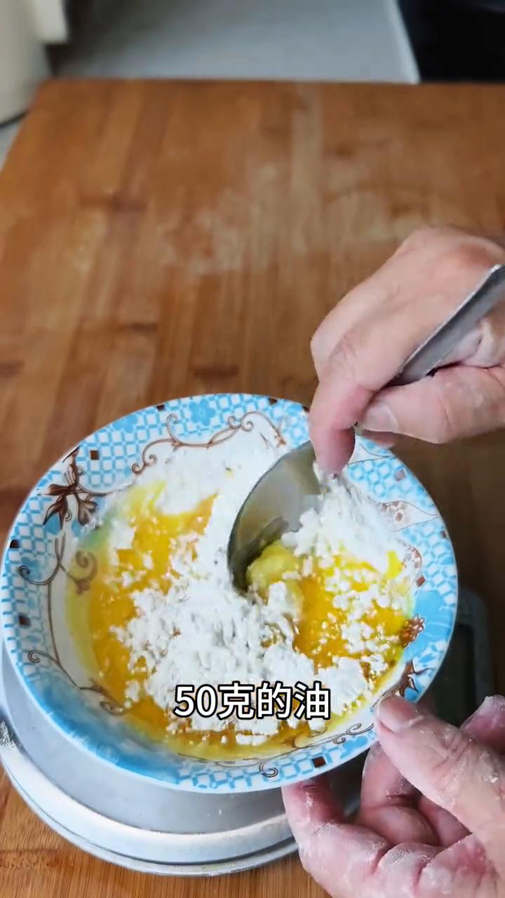 最近网上比较火的云朵饼有的也叫顿顿饼，今天这家完美复刻。
·在六百克的普通面粉里