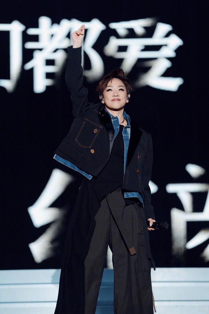 林忆莲听过对唱最大声的一次 不得了！林忆莲这次演唱会上，几千个歌迷一起发力，扯着