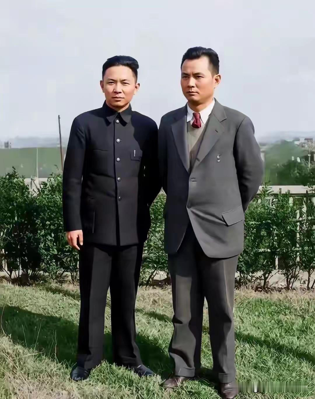 1938年烽火正炽，武汉会战迫在眉睫，汉口郊野草坪留下叶剑英与胞弟叶道英珍贵合影