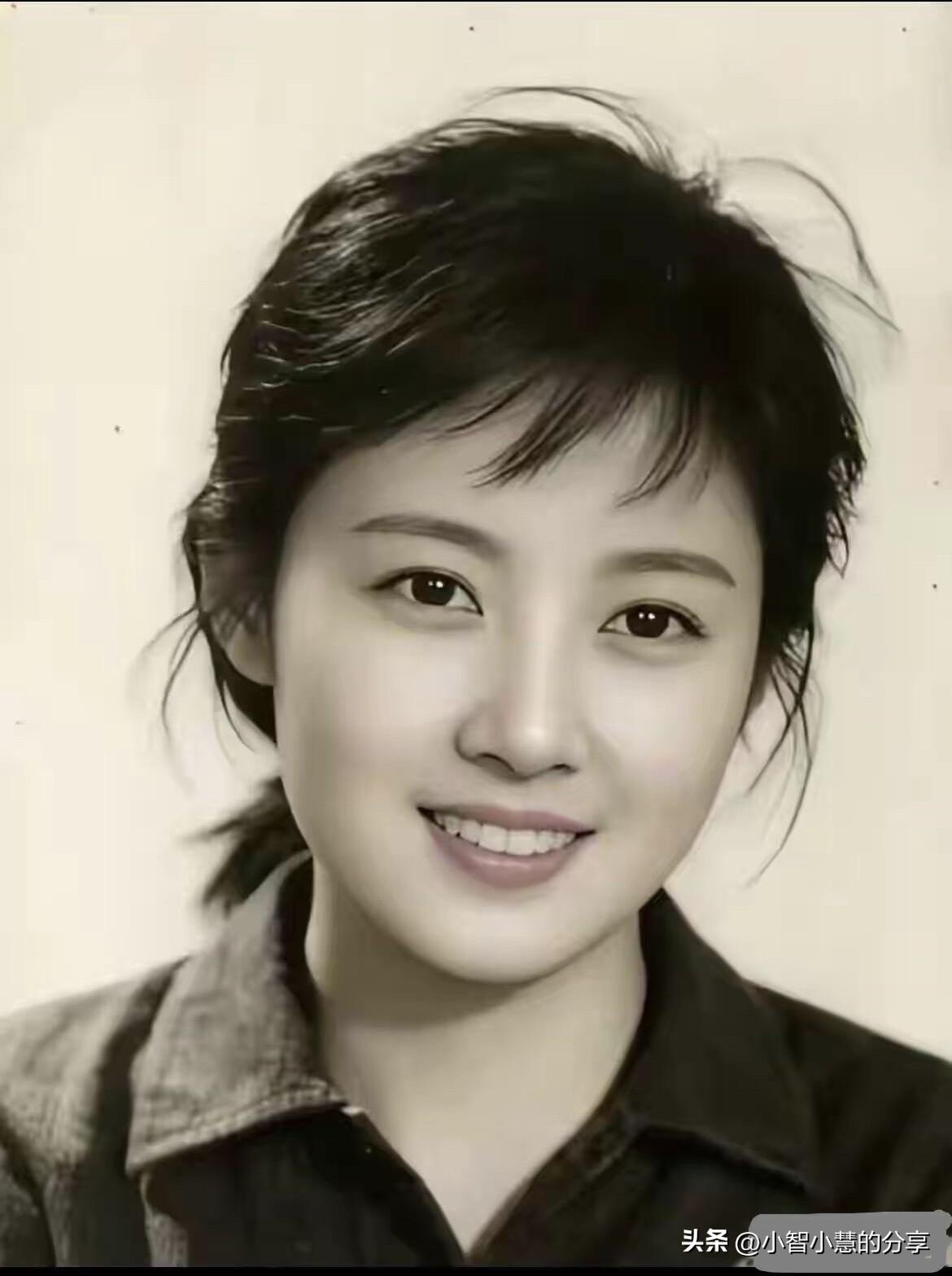 这是一位有亲和力的美女，纯天然的美让人看起来是百看不厌，气质超越了赵丽颖。

她