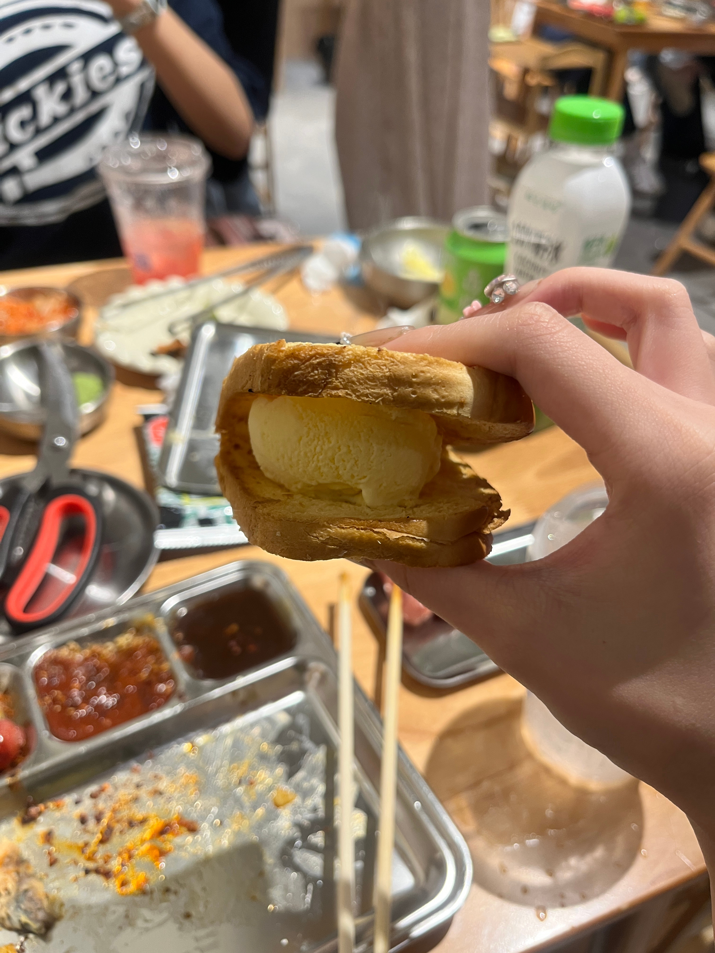 如果有人知道烤面包片夹冰淇淋球有多好吃的话… 
