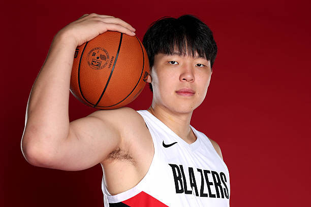 拓记：杨瀚森将参加今年的夏季联赛。中国男篮世预赛结束后，他会立即飞往拉斯维加斯与