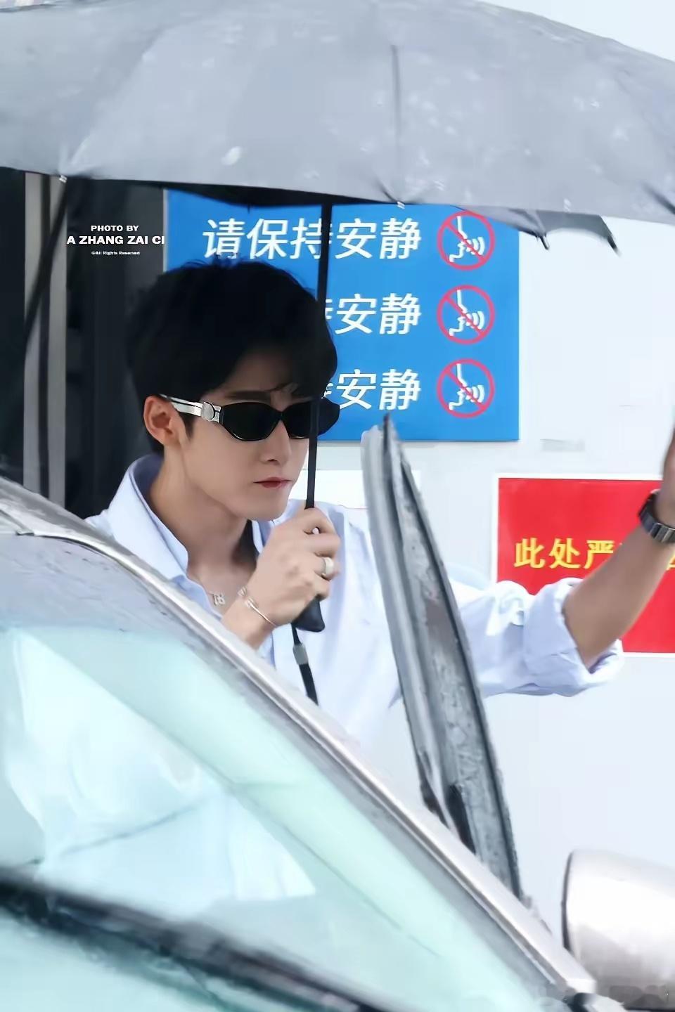 《你好星期六》上班路透！​今天檀健次又回好六玩了，​陈哲远、李沁去宣传《一笑随歌