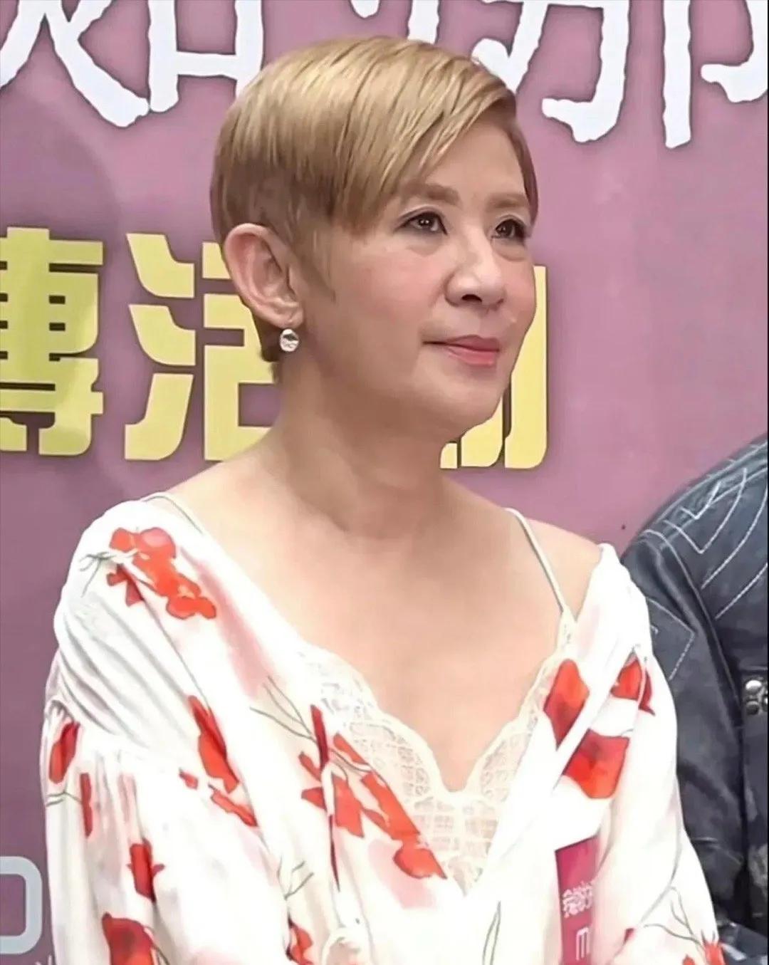 59岁的吴君如出席活动，看看生图的状态如何？脖子的皮肤都松弛了，印象中她一直是能