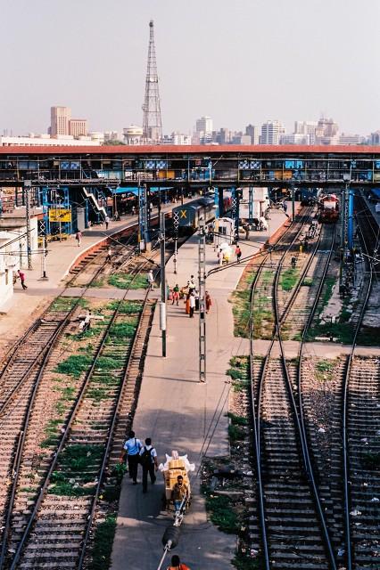 印度也开始加大对基础设施投资了，4月6日印度政府计划投资136亿卢比用于铁路通信