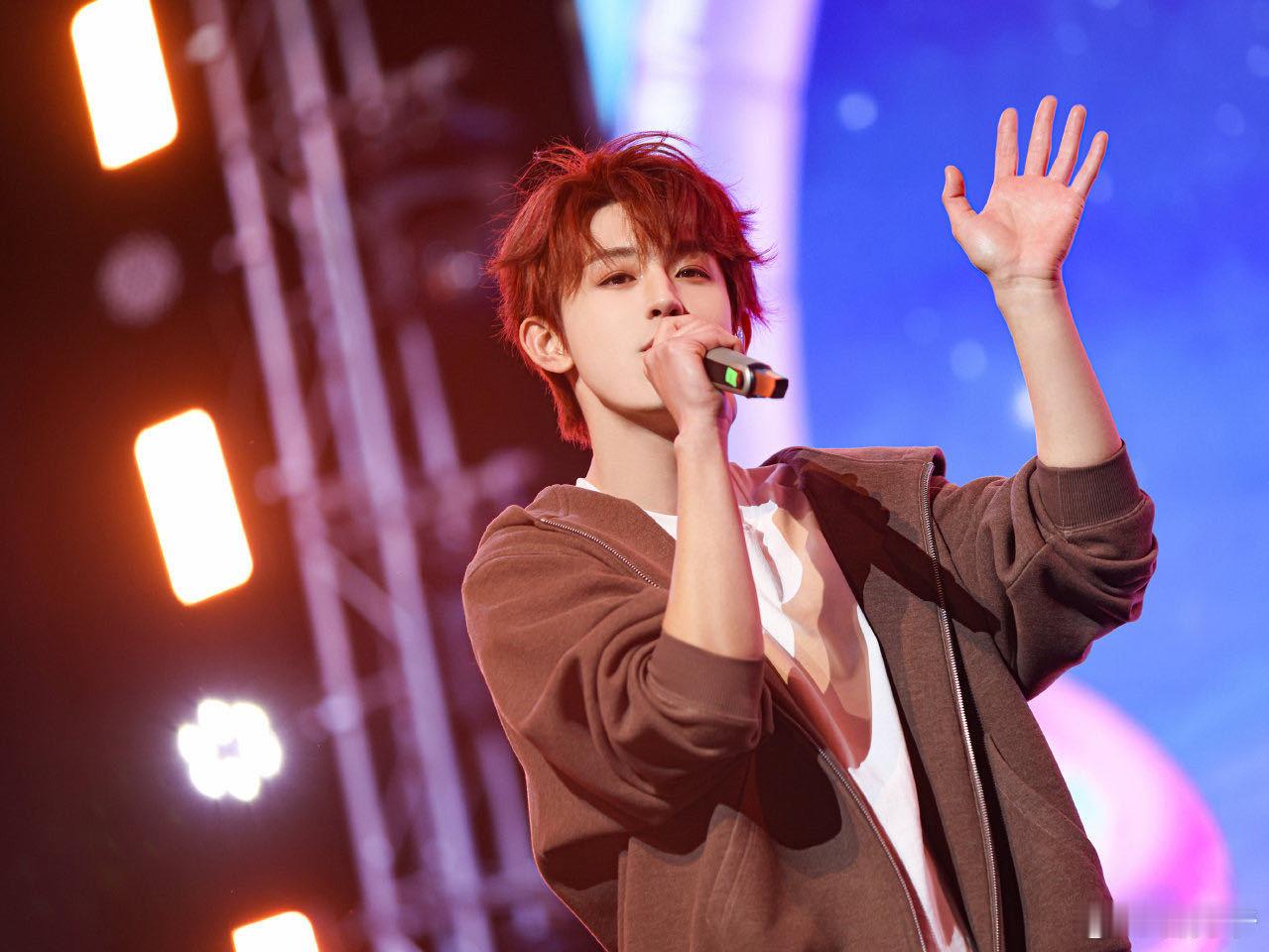 王源送郭俊辰花篮 内娱真友情磕到了！王源给郭俊辰出道十周年送花篮，简单的祝福却满