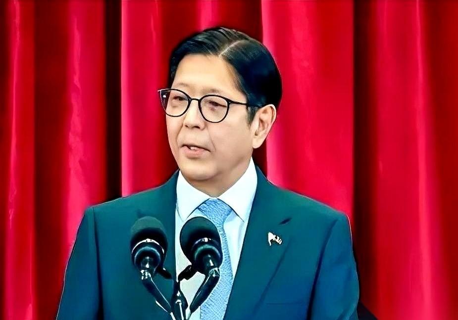 “我们正式跻身全球中高收入国家！”菲律宾总统马科斯面对镜头，语气里难掩兴奋。
7